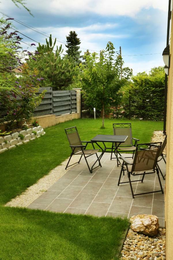 Townhouse On Budapest Border Будоирш Екстер'єр фото