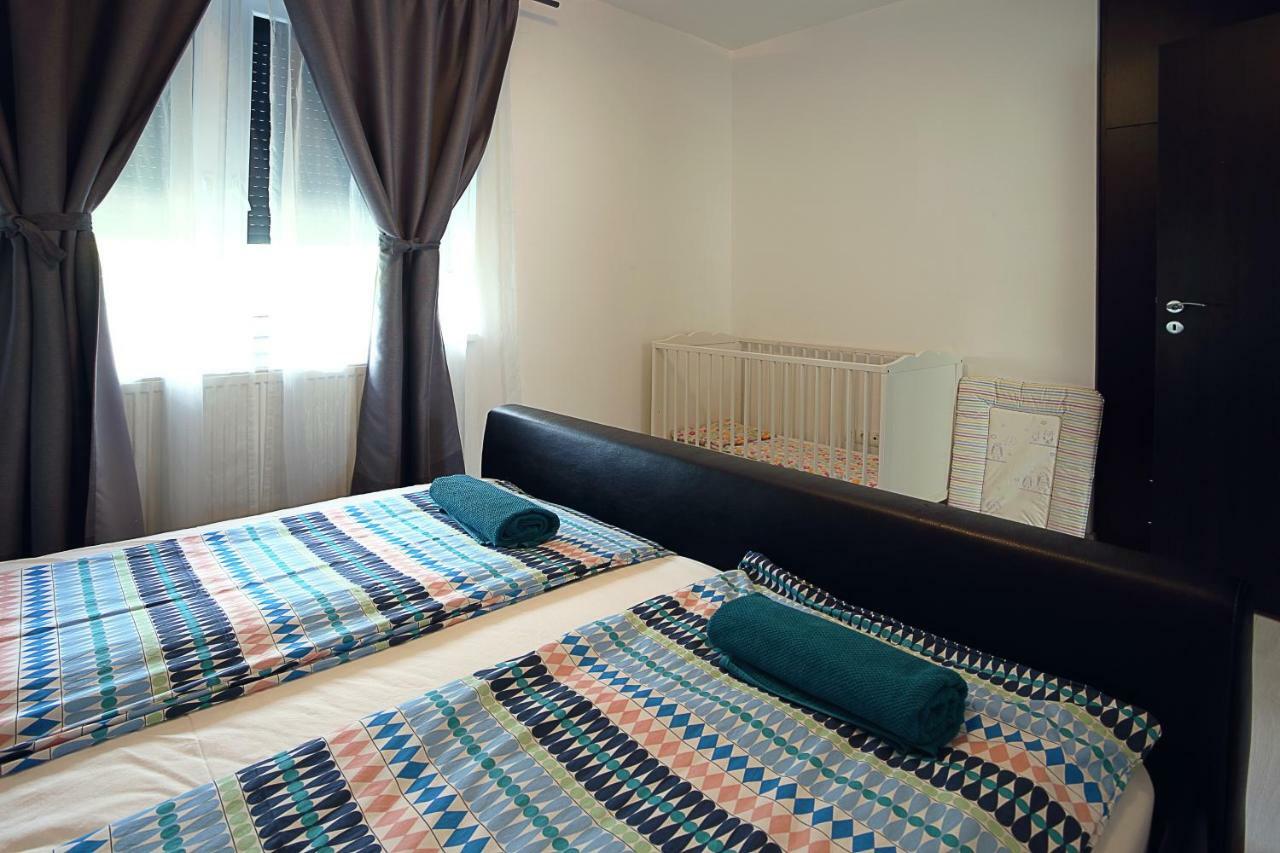 Townhouse On Budapest Border Будоирш Екстер'єр фото