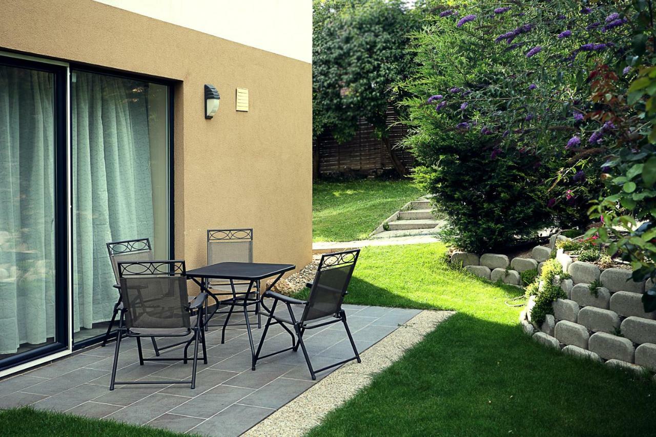 Townhouse On Budapest Border Будоирш Екстер'єр фото